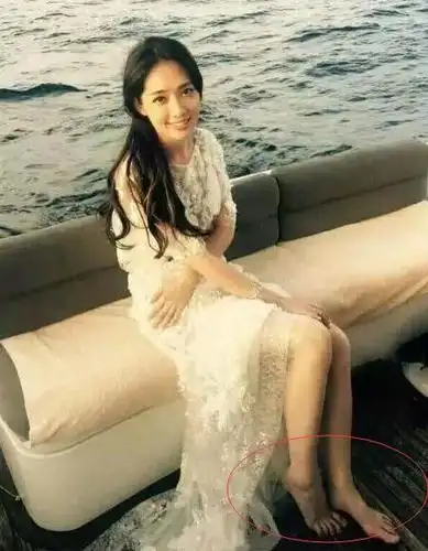 郭碧婷拍照不忘遮大脚,郑恺的脚比安以轩的小?