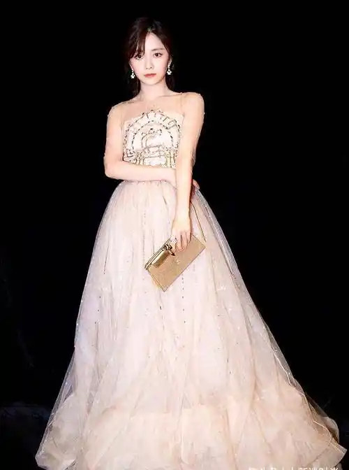 别看谭松韵人小,打扮起来气质照样惊艳,身高162也能美得出众!