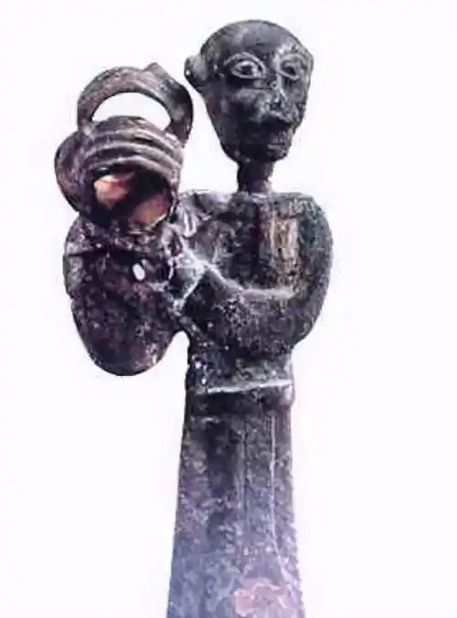 弓鱼国的青铜人像它们两手环握难道是三星堆文物的亲戚