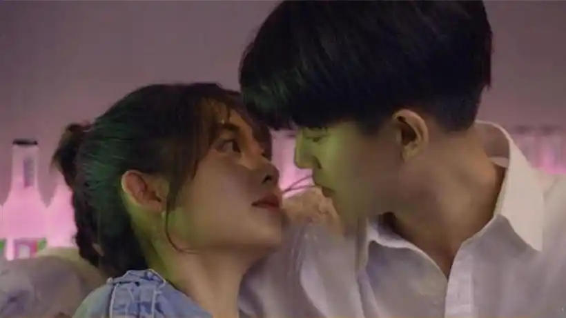 乌鸦小姐:任嘉伦霸气强吻邢菲,邢菲当场傻眼:这是我的初吻!