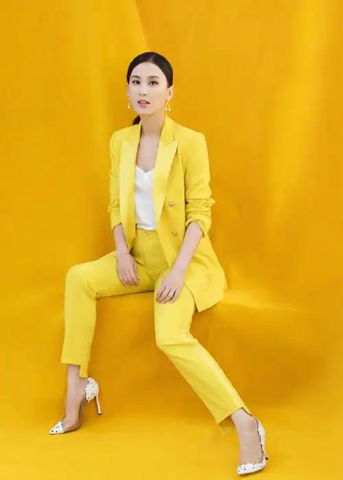 那么黄圣依就坚决贯彻落实双色系的穿搭法则,白色的尖头高跟鞋已经