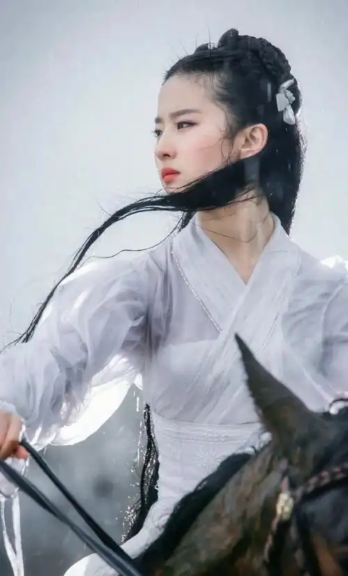 刘亦菲17岁跑步旧照#犹记得她1岁的时候拍的小龙女,不愧是骨相美女