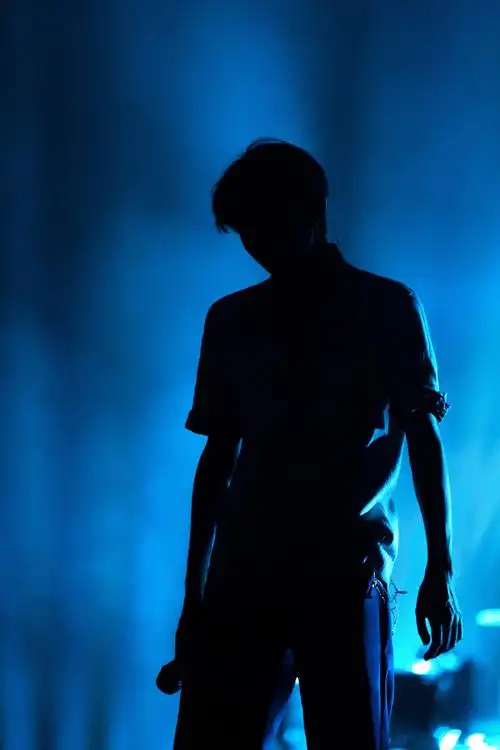 王源彩排背影照