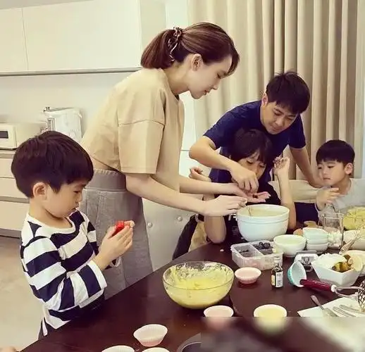 林志颖一家五口宅家做蛋糕kimi罕见露正脸眉眼像极了爸爸