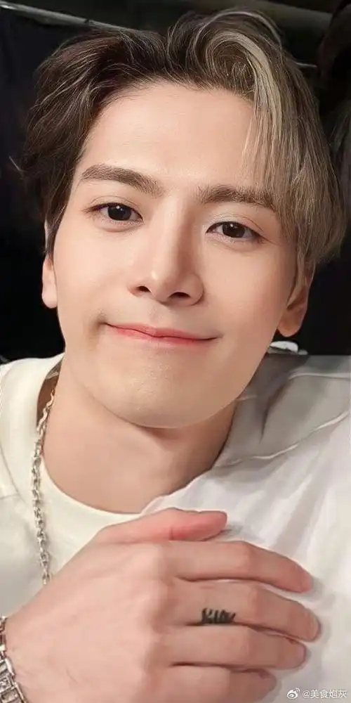 王嘉尔的笑容真的好治愈啊!我的心也是甜甜的啊