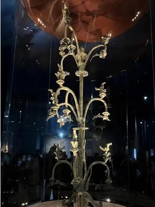 在四川三星堆博物馆中,矗立一个青铜古树,它高达396厘米,有9只鸟站在