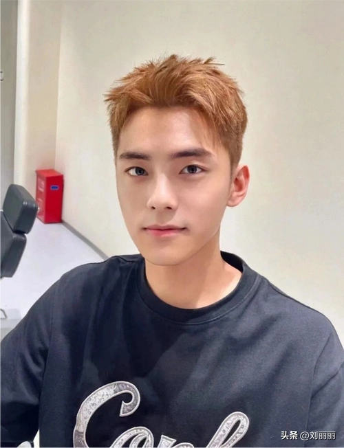 男士窄额头发型,男生额头窄适合什么发型(这10几款男士发型真帅气)