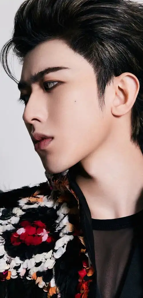 蔡徐坤高定斗篷全球首穿##蔡徐坤0802生日快乐