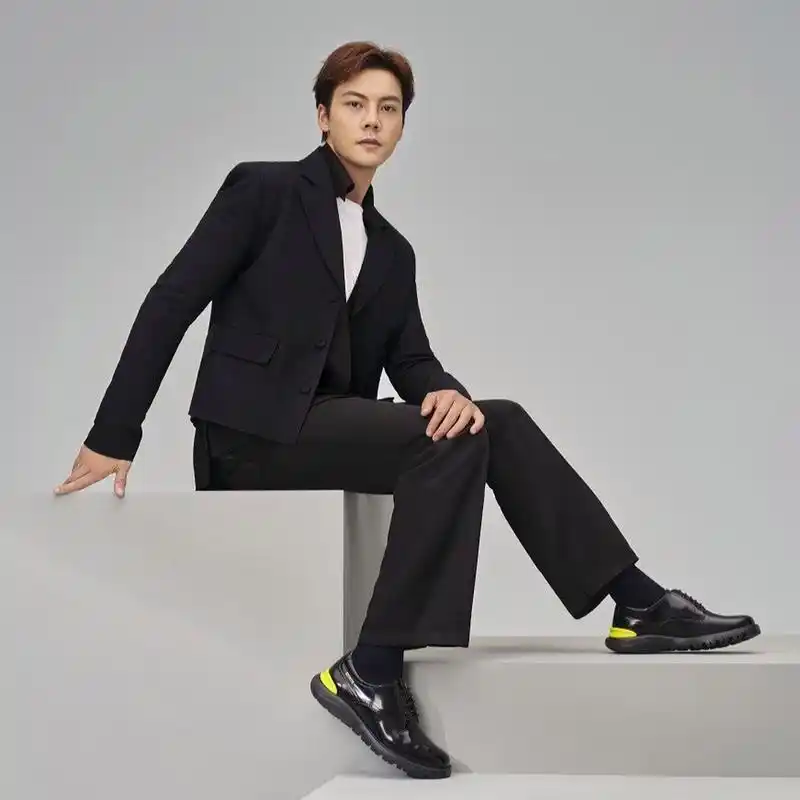 陈伟霆x奥康运动皮鞋,一面绅士,一面舒适 天空一声巨响,小康哥闪亮