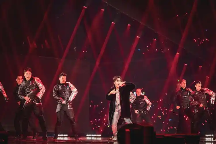 刘宪华"跨年盛典舞台"再展硬核实力 新歌首秀诚意满满