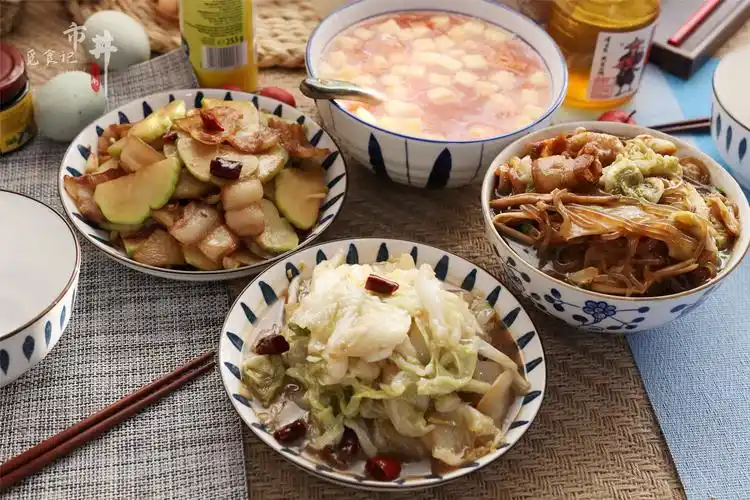 河南一家四口晒午餐,3菜1汤不去20块钱,网友:真会过日子