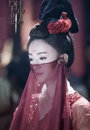 女星穿红衣古装戴面纱
