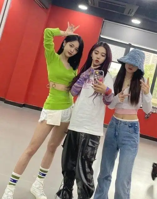 吴宣仪徐梦洁和紫宁对镜自拍穿搭青春时尚腹肌却成了亮点