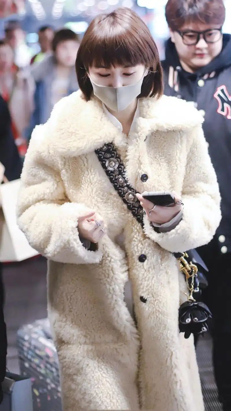 王子文真懂简约穿搭白色羊羔毛大衣斜挎包轻松显高又洋气