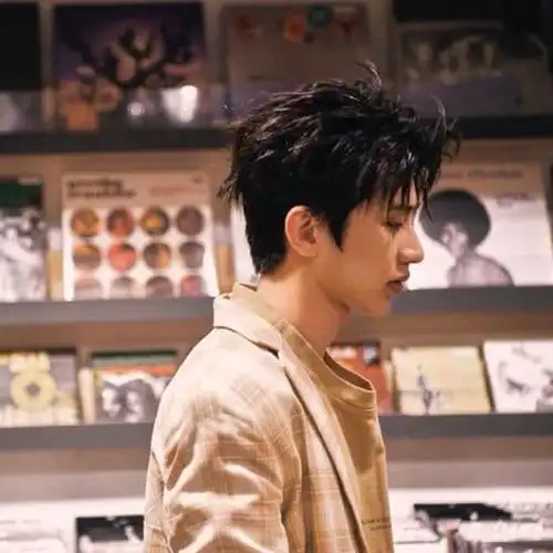 蔡徐坤的头像 都挺好看  这脸也是真的耐看!