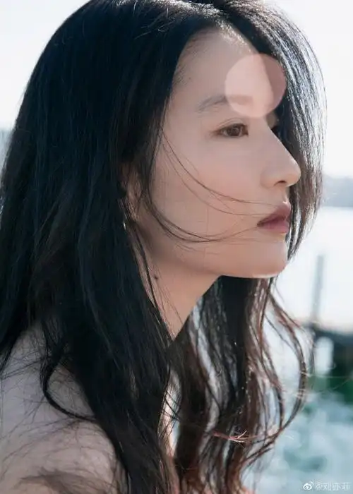 刘亦菲穿粉色露肩上衣搭长裙显夏日氧气感