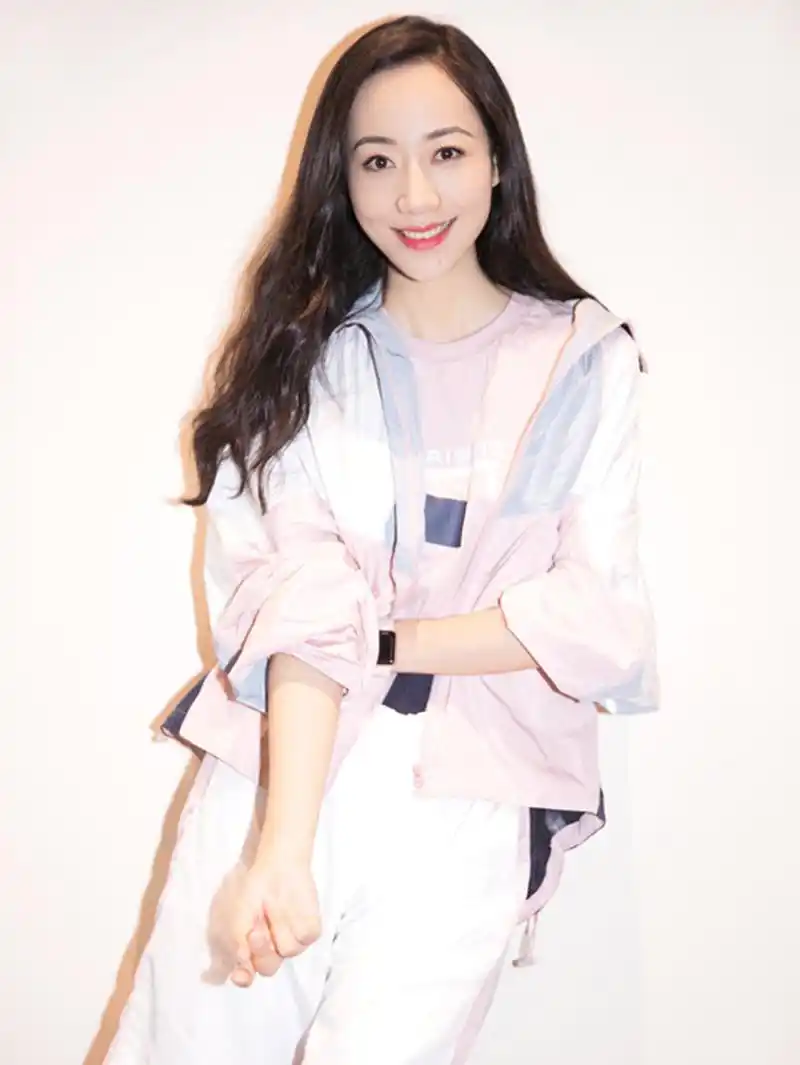 35岁韩雪厉害了,穿粉嫩色运动装还有少女感,大长腿更抢镜!