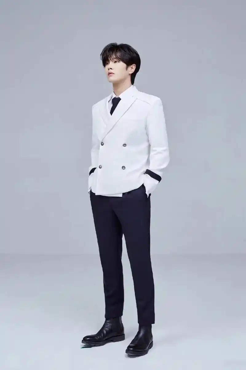 原创180cm李汶翰时髦搭配,篮球裤穿出潮流感,造型很抢眼