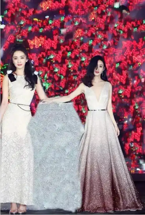 但也有网友表示,照片像被p过,而且赵丽颖站的位置明显比杨幂后一点