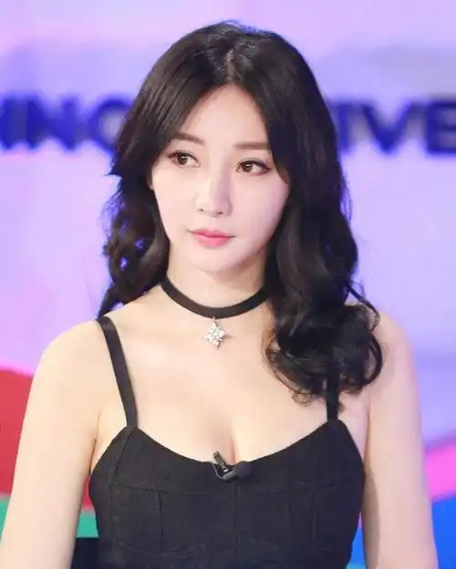 先看见胸后看见脸猜一内地女明星