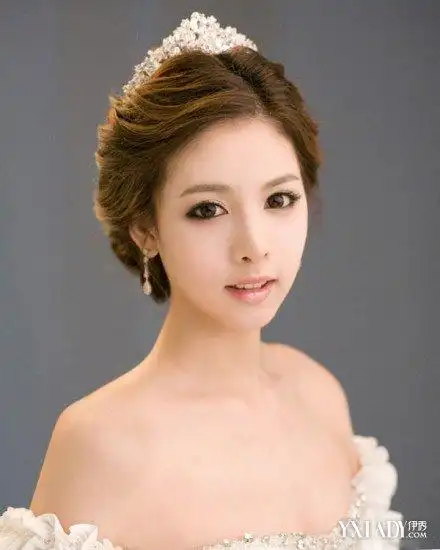 一个完美的新娘发型,不仅要与婚纱礼服交相呼应,还能掩盖住新娘的面部