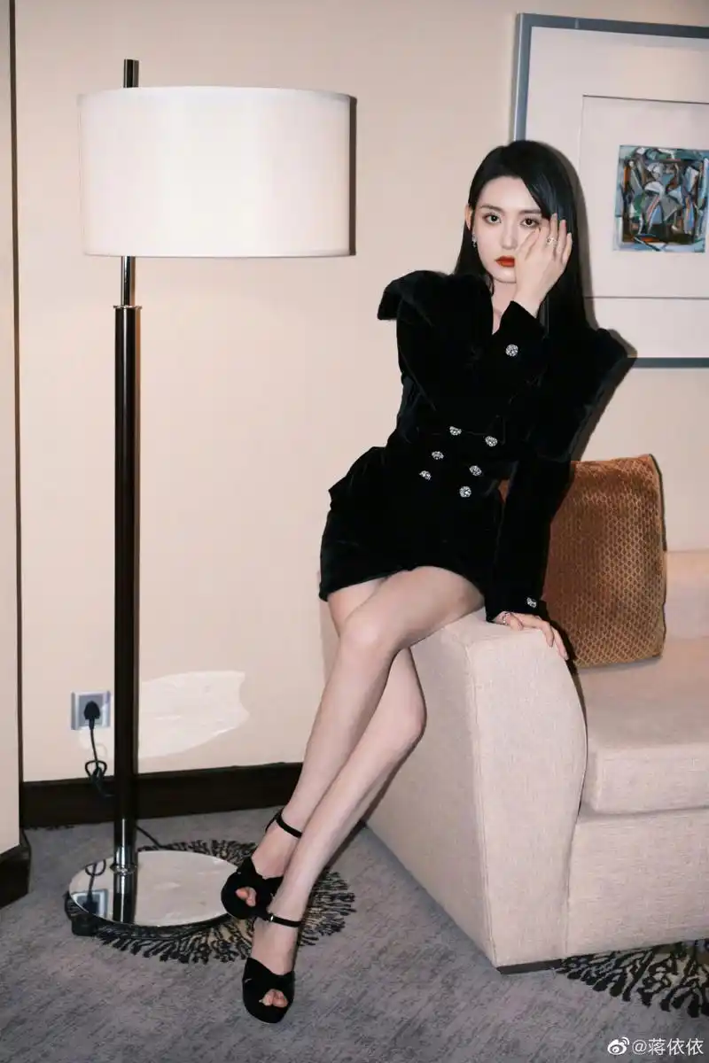 蒋依依身穿黑色西服,尽显好身材.小脸蛋,大长腿.