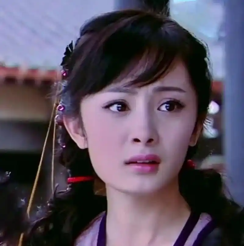 杨幂14岁旧照被曝光,青春期就是小方脸,动没动过一目了然