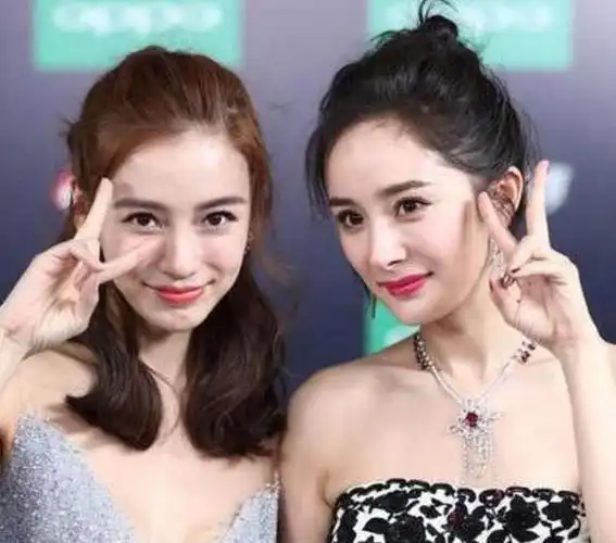 杨颖杨幂不愧是好姐妹!梳了同款"双马尾"后,发际线竟同高度!