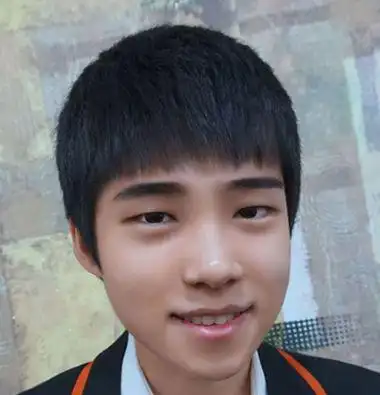 男生齐刘海蘑菇头发型 初中男孩子齐刘海图片(4)