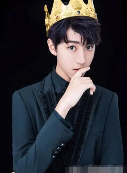 王俊凯总是以一种成熟,高冷的样子展现在大家面前,当我们看到他戴上