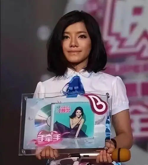 曾超女夺冠后"无人问津",如今却因整容失败爆火,现状让人心酸