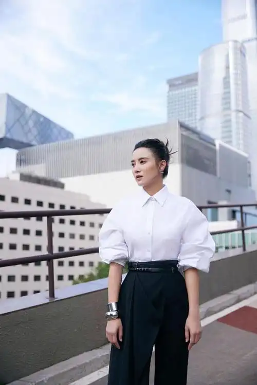 宋佳获年度风尚女性奖衬衫搭西裤诠释干练风