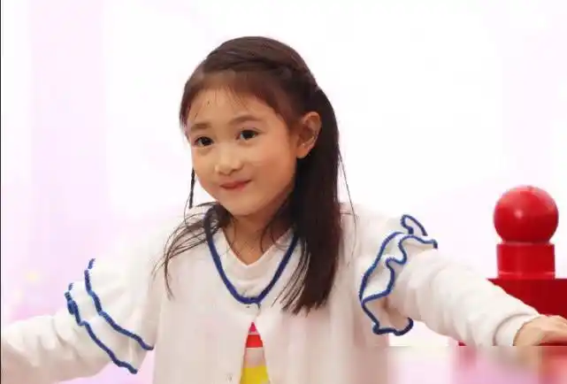 长大后的奥莉不再是小女生的模样,7岁的她反而有一种女神的高傲的气息