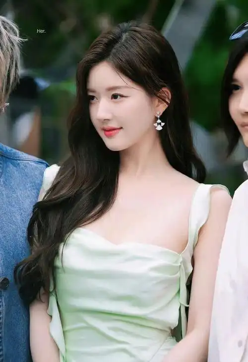 赵露思是一个年轻的中国女演员,她因其可爱的形象和出色的表现而备受