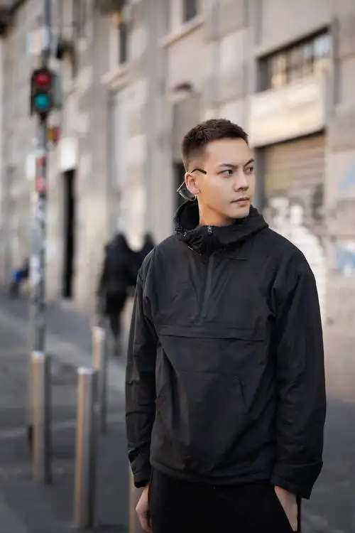 陈伟霆现身米兰街头新短寸发型帅气十足