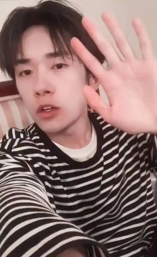 易烊千玺晒男友视角自拍,穿条纹衫素颜出镜,网友:颜值太逆天_视频