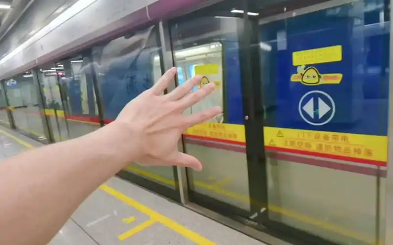 一个人坐地铁怎么拍?