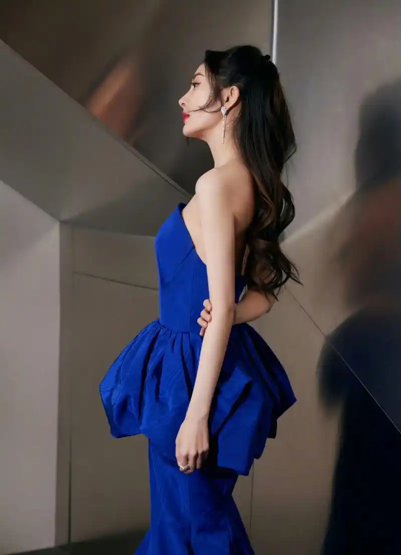杨幂～蓝色礼服也很配啊[大笑]