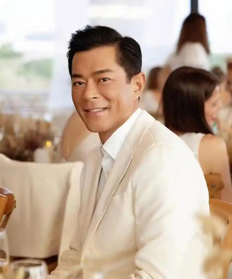 古天乐颜值崩塌,出席活动被嘲脸僵似三星堆面具,精修后似蜡像  实在没