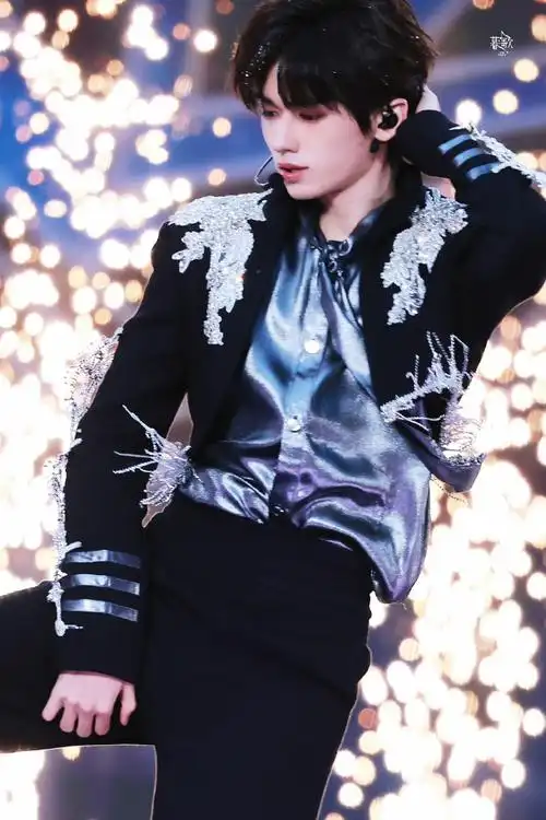 宋亚轩闪钻西装