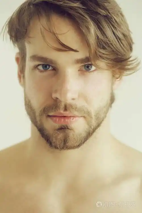 英俊的大胡子的男人留着胡子时尚的发型