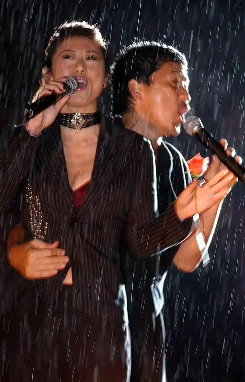 林子祥的妻子叶倩文被内娱惊到了,她说:"我与内地明星交流工作时,发现