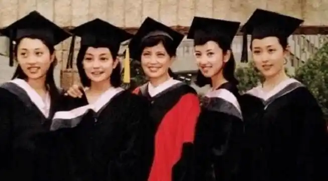 她是赵薇同班同学,曾被曝靠潜规则上位,如今42岁魅力依旧_网易订阅