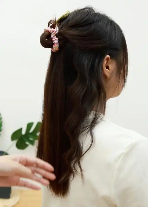 先取一小撮,用夹板从头发根部不远处开始卷,记得不要贴头皮哦.