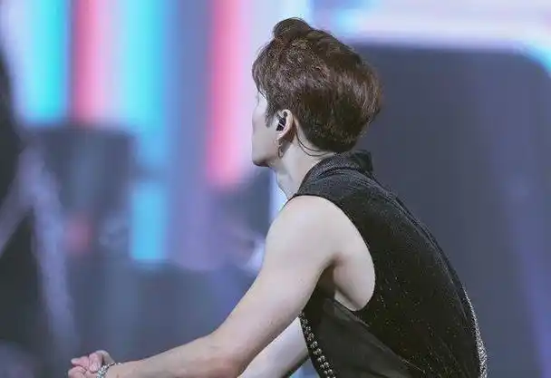 暖!王嘉尔英伦风油头发型帅到晕厥,小哥哥发型该有的都不会少