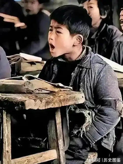 90年代在一所山村小学一个穿着打了补丁衣服的小孩