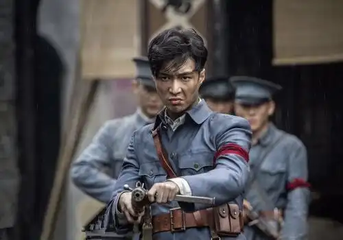 这个张艺兴有点帅!身穿军装英气逼人,微微皱眉一脸严肃,a爆了!