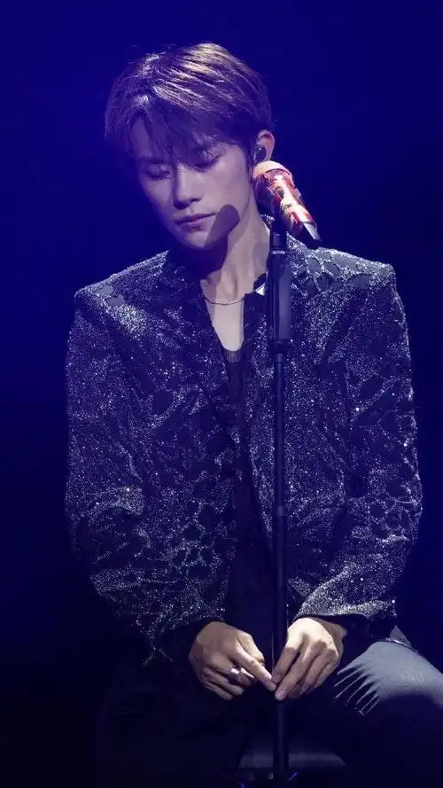 易烊千玺舞台照来回顾一下我们千玺的舞台照吧