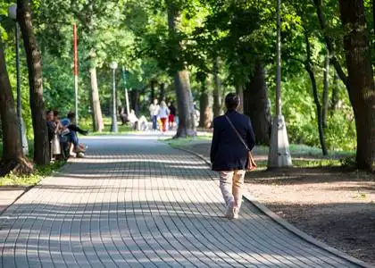 散步走路图片-散步走路素材-散步走路插画-摄图新视界