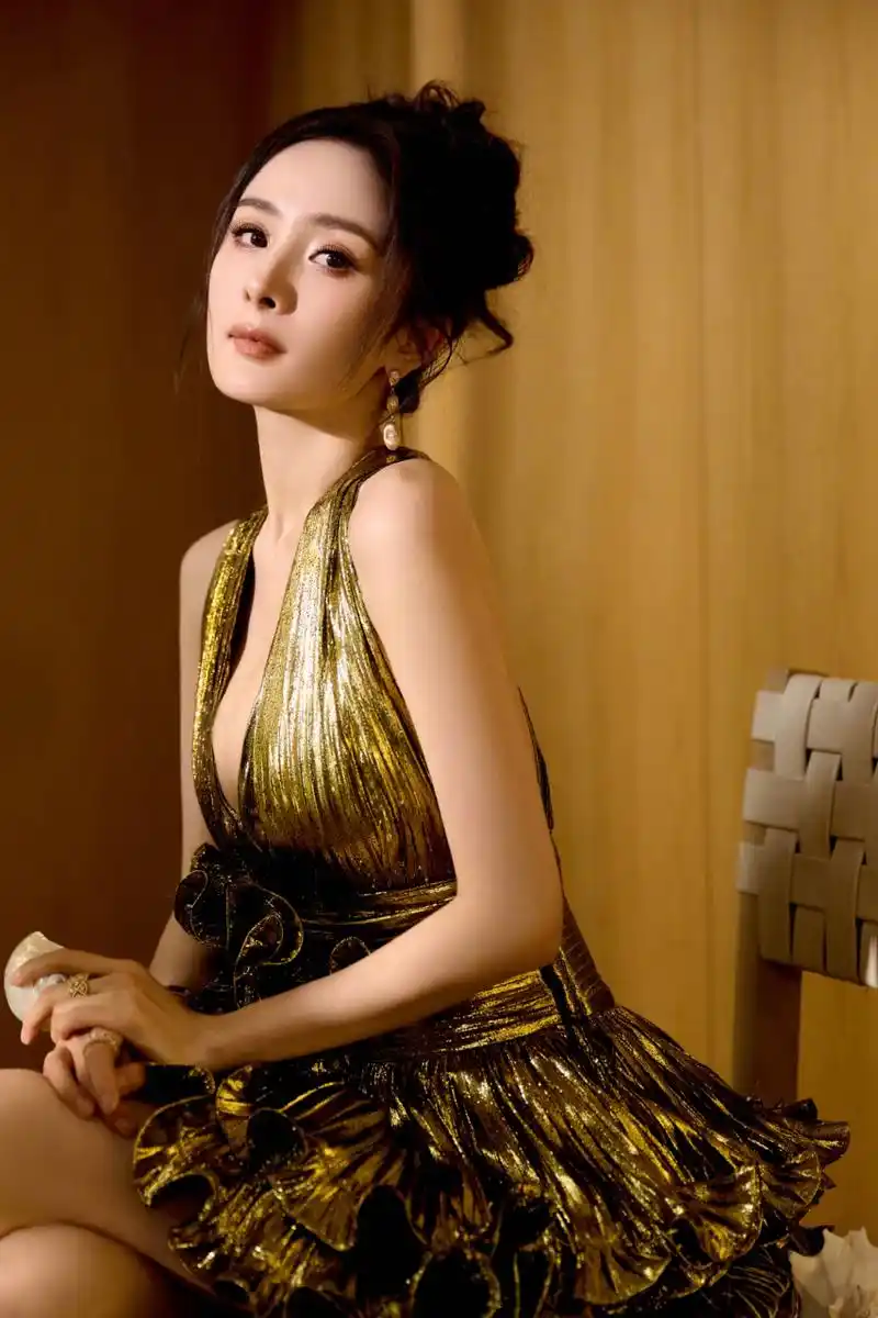 杨幂深v荷叶边拖尾礼服裙写真,高贵气质与时尚品味完美融合!